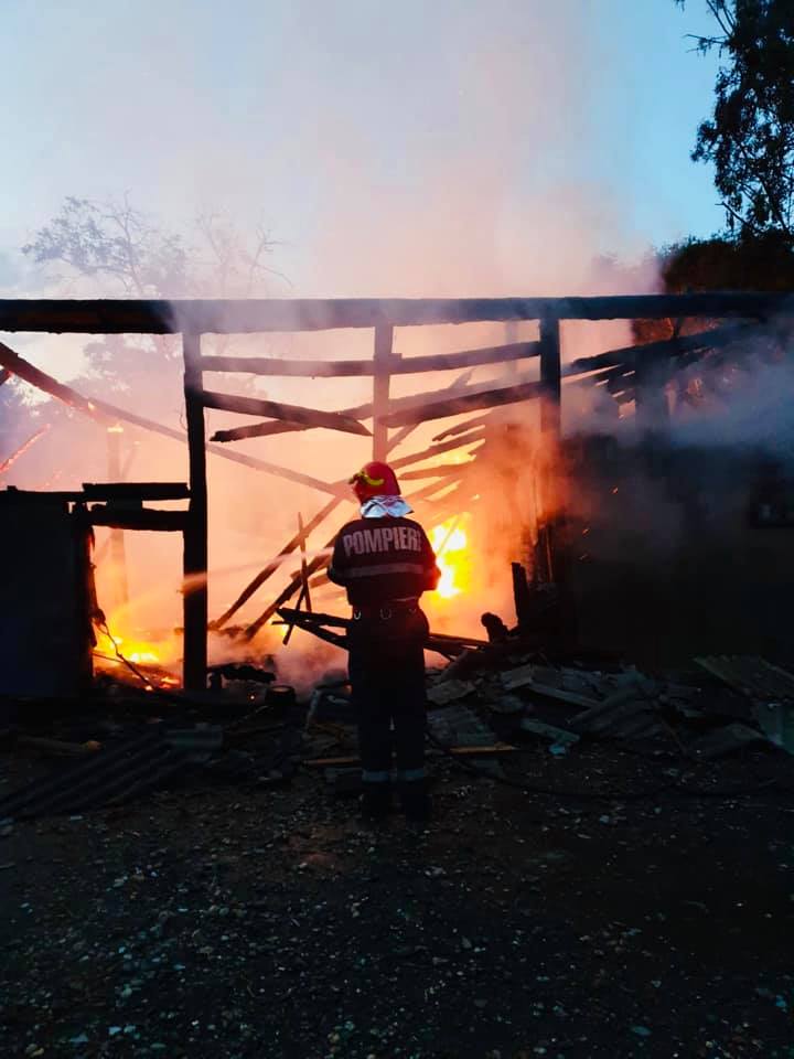 FOTO. Incendiu în județul Satu Mare. Intervenție în forță a pompierilor