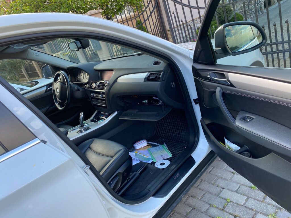 FOTO. Mașini sparte de hoți pe mai multe străzi din municipiul Satu Mare