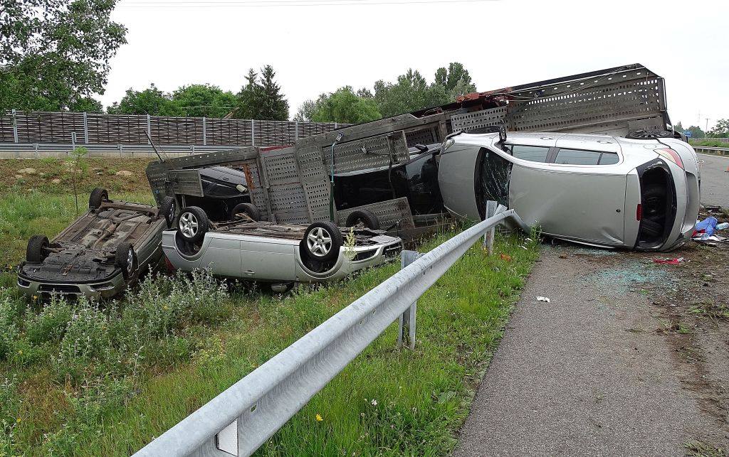 Felborult egy román tréler Szeged határában