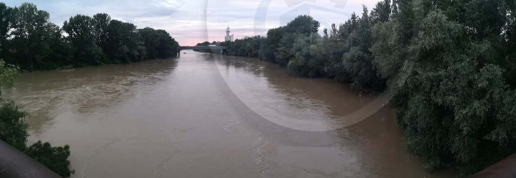 FOTO/VIDEO. Creștere serioasă a debitului Someșului. Malurile au fost deja inundate