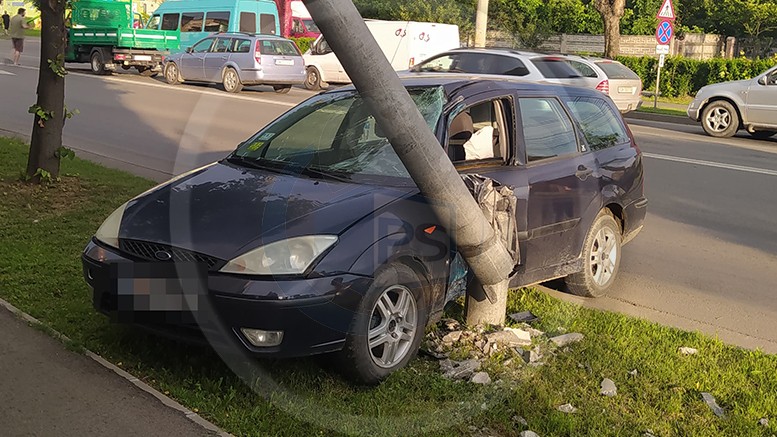 FOTO. Accident pe Drumul Careiului. Un tânăr a ajuns cu mașina în stâlp!