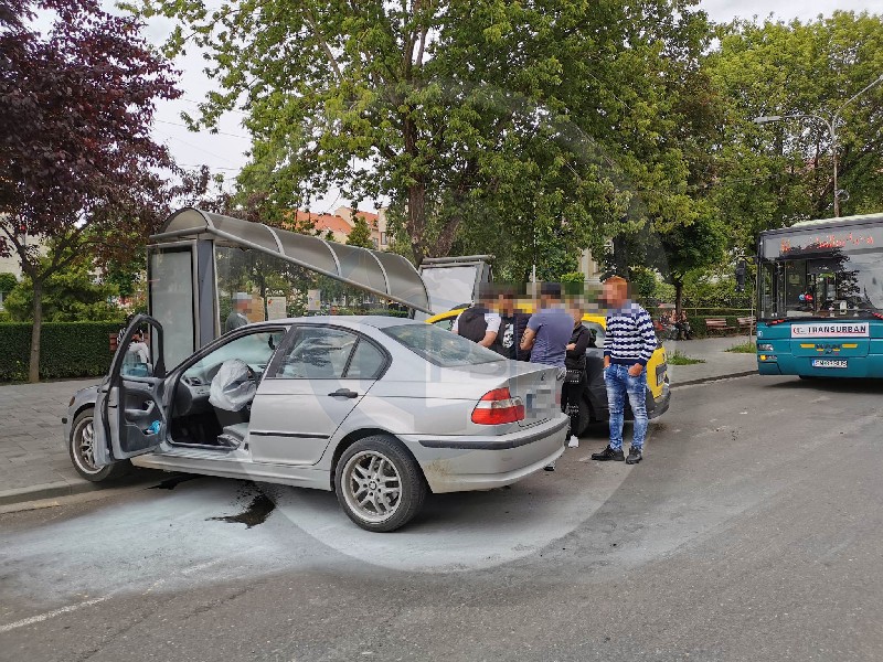 FOTOGALERIE. Stație de autobuz făcută praf. Impact între un BMW și un taxi, în centrul Sătmarului