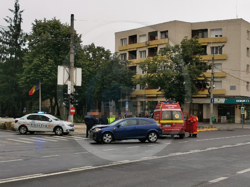 FOTO. Accident în centrul Sătmarului. Un tânăr a intrat cu mașina într-un perete de beton