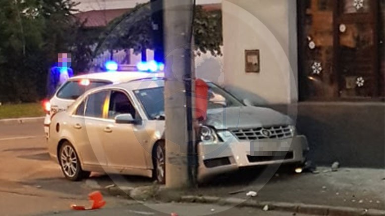 FOTO. Accident în Satu Mare. Mașină blocată între stâlp și o casă!