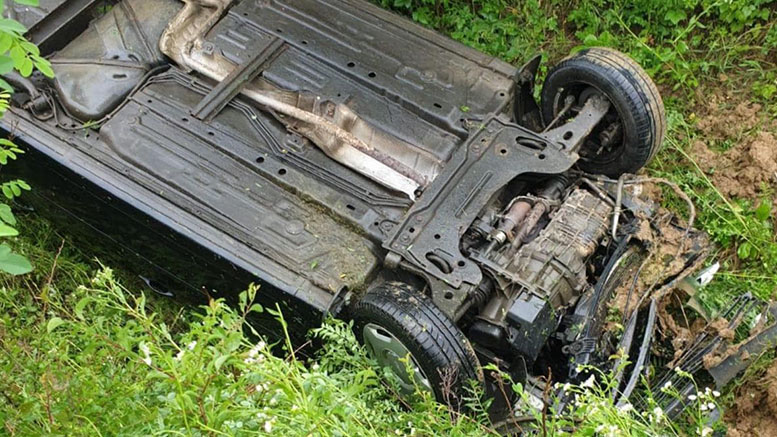 FOTÓ. Súlyos baleset Szatmár megyében. Árokba borult egy autó