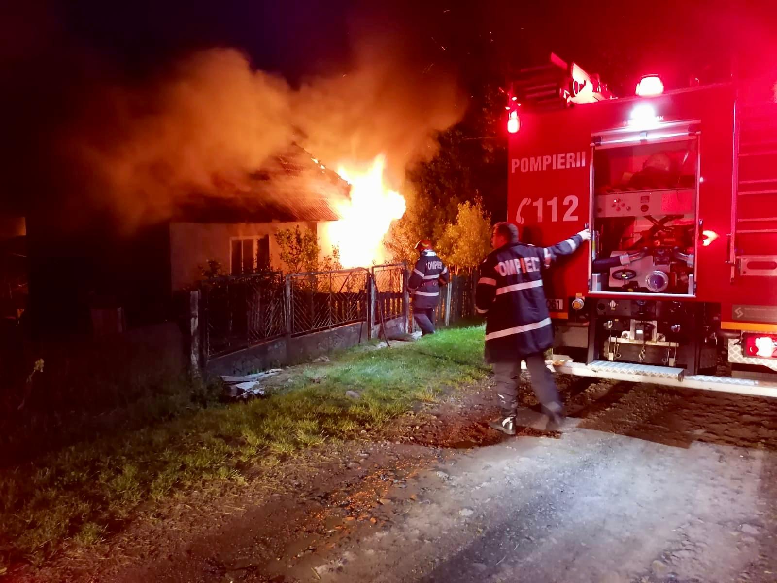 FOTO. Pericol de explozie în județul Satu Mare. Doi bătrâni salvați la timp dintr-un incendiu