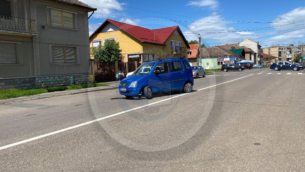 FOTO. Ghinion curat pentru un sătmărean. Roata mașinii s-a rupt într-o intersecție