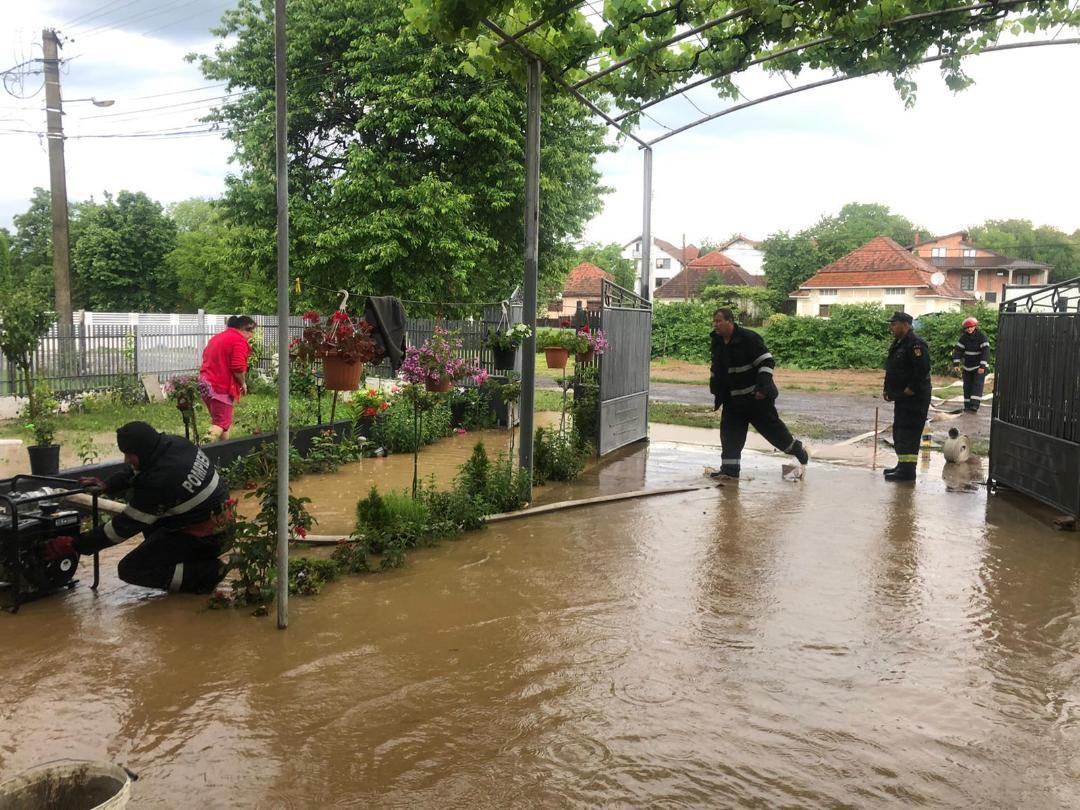 FOTO. Curți și anexe inundate la Negrești, după Codul portocaliu. Au intervenit pompierii