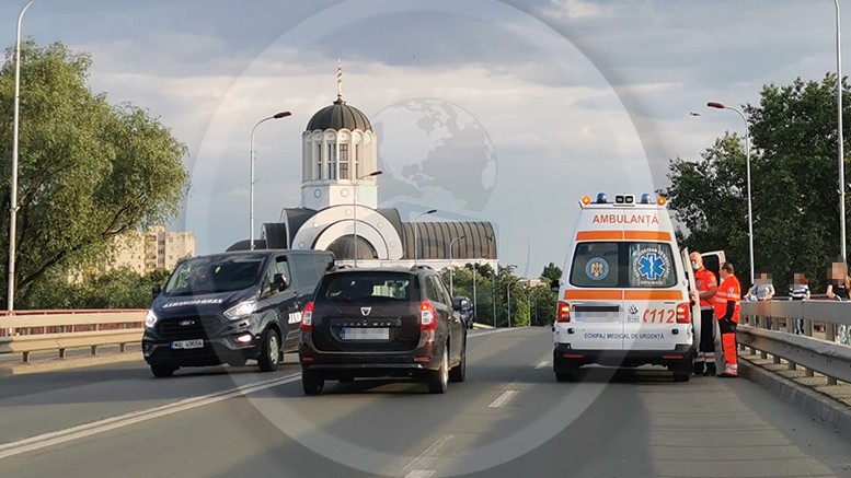 FOTO. Sinucigașul Sătmarului, din nou la ”datorie” pe Podul Golescu. Spre disperarea polițiștilor și jandarmilor