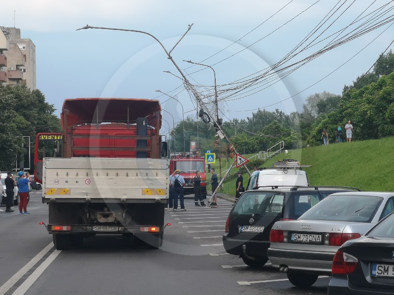 FOTO/VIDEO. Pericol în centrul Sătmarului. Stâlp rupt, au intervenit pompierii