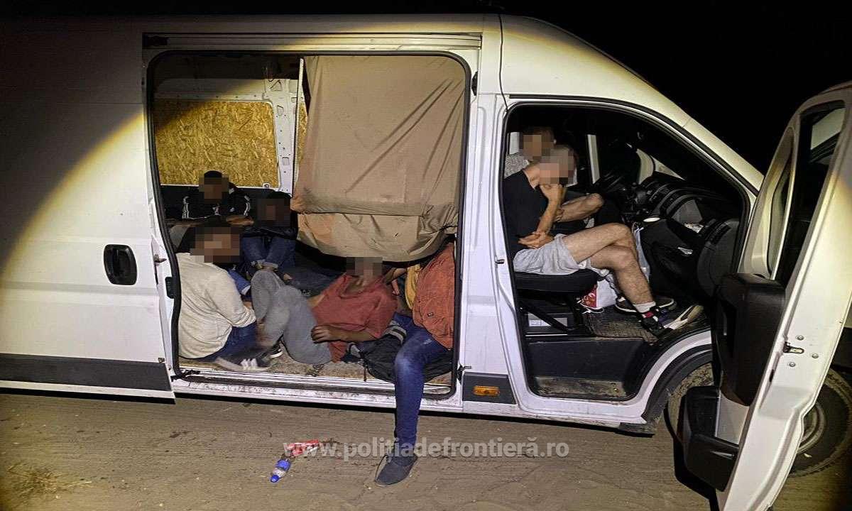 FOTO. Zeci de migrați ascunși în microbuze de transport marfă, prinși de frontieriști