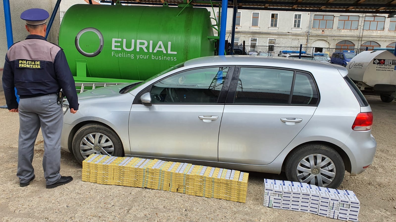 FOTO. Un pensionar și-a scos țigările ”la plimbare” prin Satu Mare! Prins de polițiști