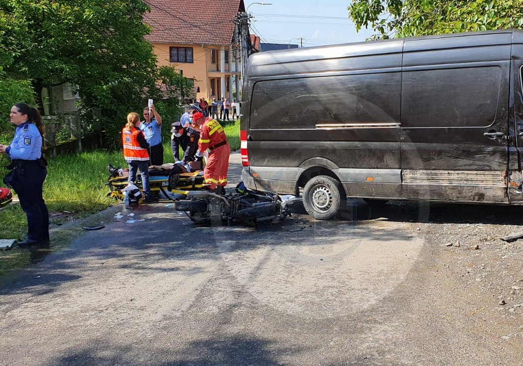 FOTOGALERIE. Accident foarte grav la Bixad! Doi tineri în stop-cardiorespirator