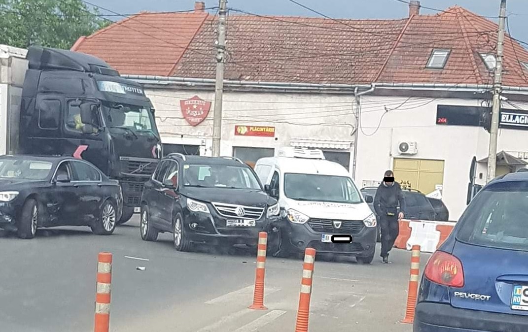 FOTO. Accident în sensul de la Burdea. Impact între un SUV și o autoutilitară