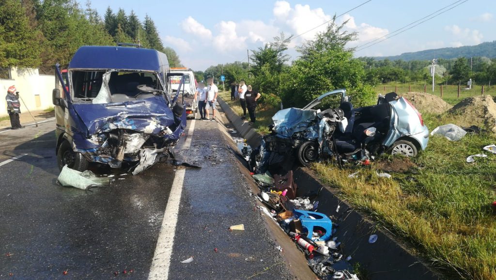 FOTO/VIDEO. Accident dramatic în România, cu 2 morți și 16 răniți. Momentul impactului, surprins pe camere