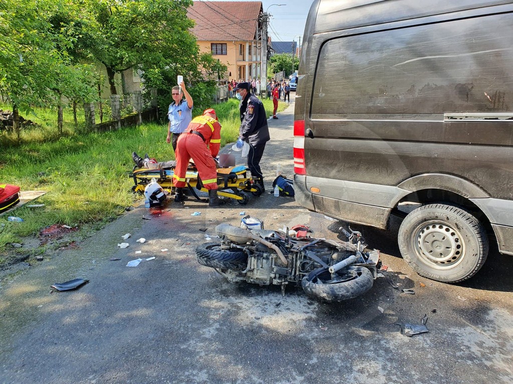 Un puștan, pe motocicletă, a ras tot în calea sa. El, iubita și un pieton au ajuns la Urgență
