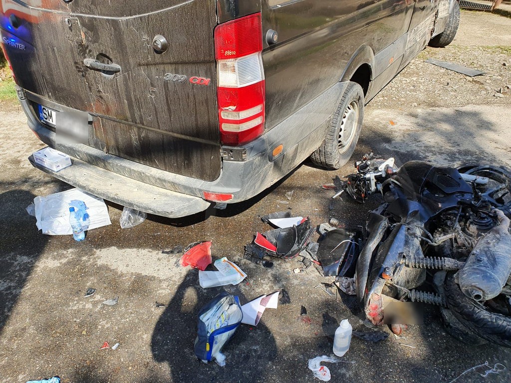 FOTO. Un motocliclist din Oaș, fără permis, a primit daune de zeci de mii de euro