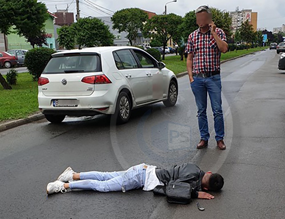 FOTO. Accident pe B-dul Cloșca. Pieton lovit de o mașină. A rămas la pământ