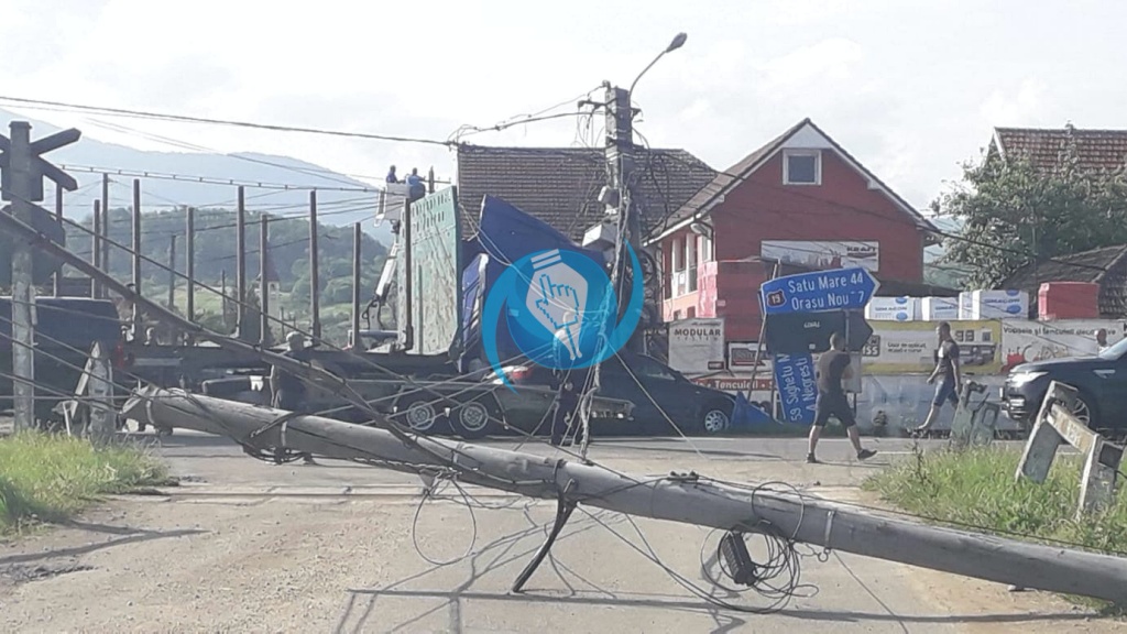 FOTO. Accident în județ. Localitate fără curent, stâlpi distruși de un TIR