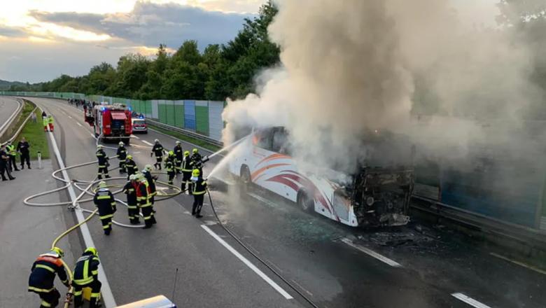 FOTO. Un autocar, cu 49 de români la bord, a luat foc pe autostradă, lângă Viena