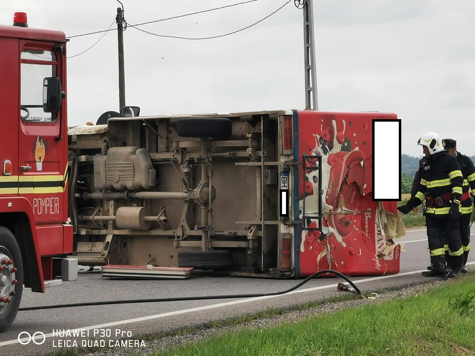 FOTO. Camion răsturnat, circulație blocată total pe DN 19, între Satu Mare și Oradea