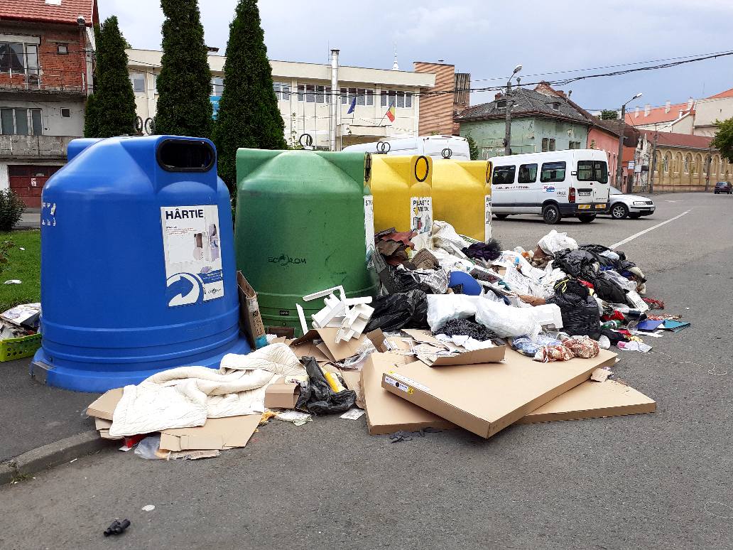 FOTO. Gunoaie într-o intersecție din Centrul Vechi al Sătmarului. Imagine dezolantă