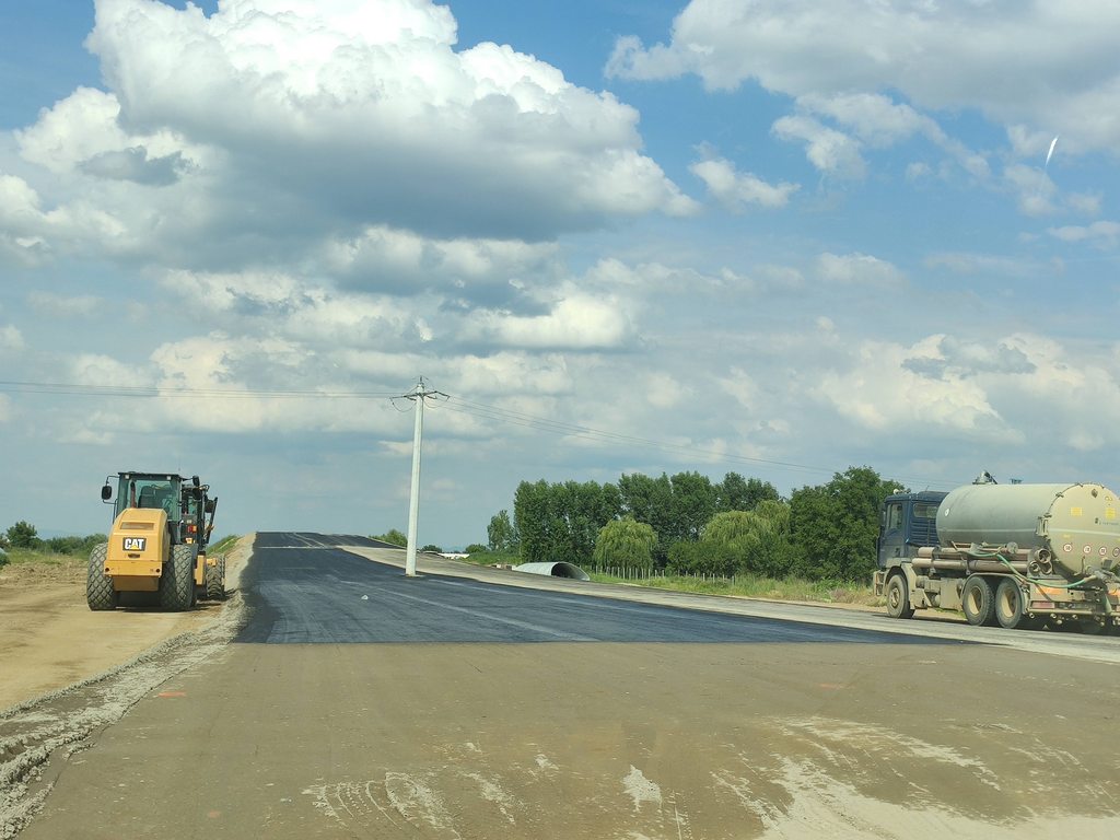 FOTO/VIDEO. ”Minunile” din Satu Mare. Stâlpi în mijlocul centurii municipiului