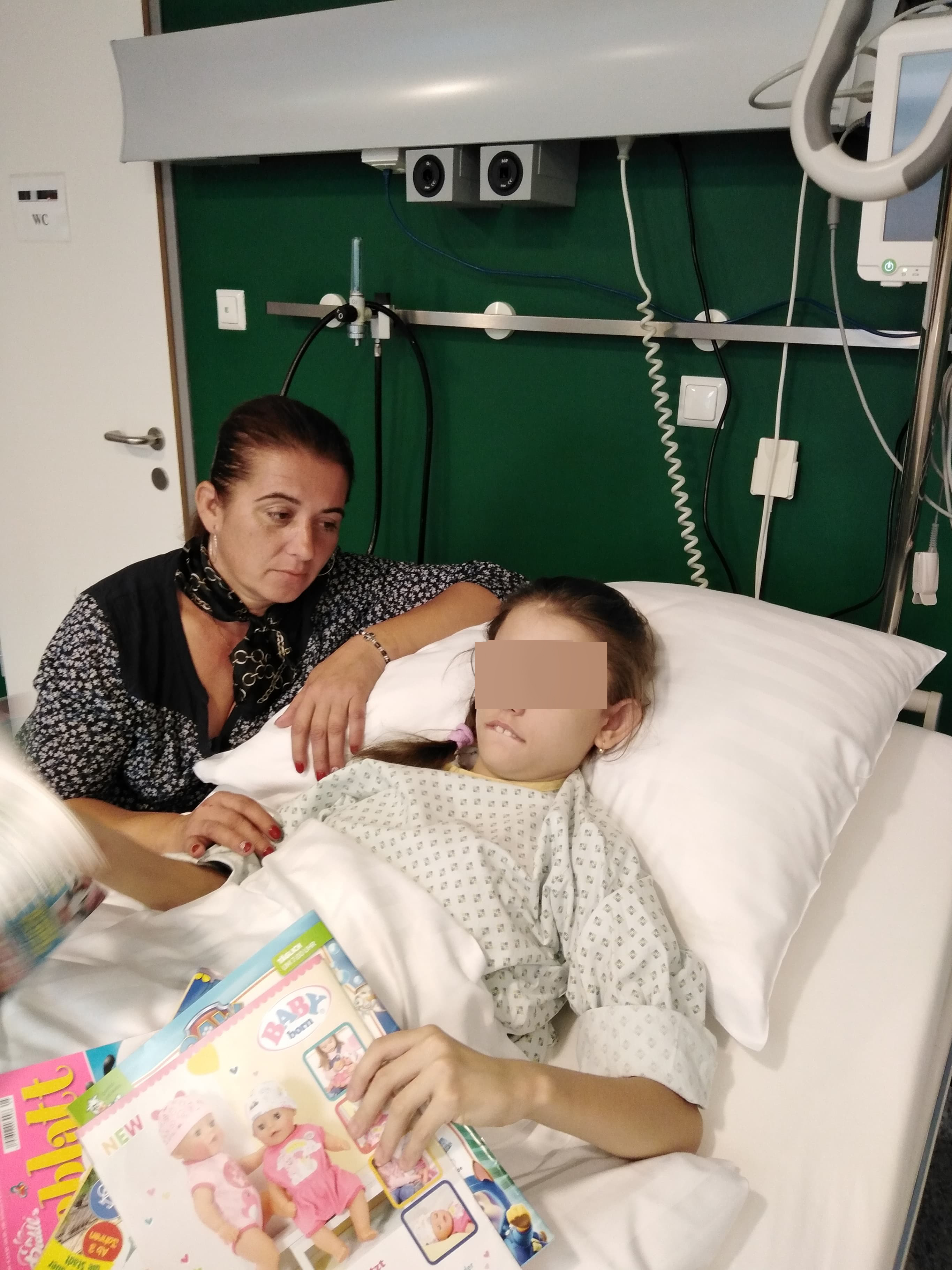 FOTO. Dragoste de mamă. O sătmăreancă vă cere ajutorul să își salveze fiica