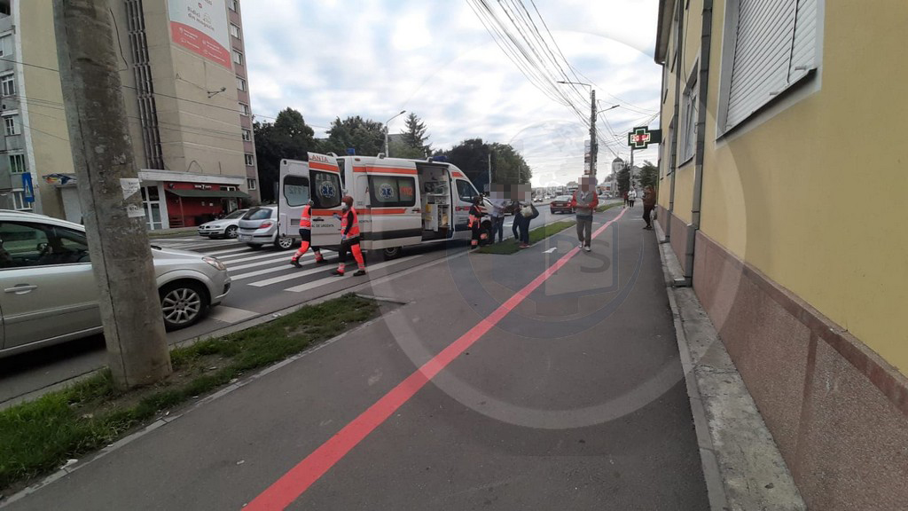 FOTOGALERIE. Femeie lovită pe trecerea de pietoni de un taximetru, pe Drumul Careiului