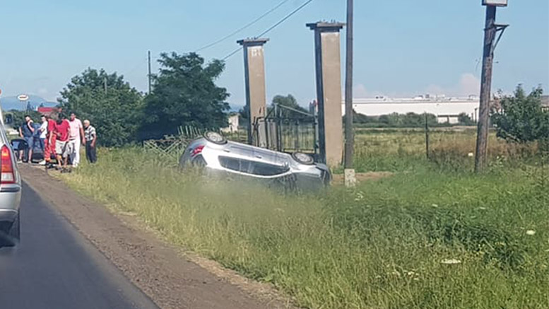 FOTO. Accident pe DN19F, la intrarea în Odoreu. Mașină răsturnată în șanț