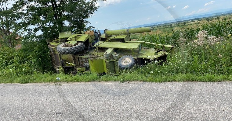 FOTO. Árokba borult a kombájn