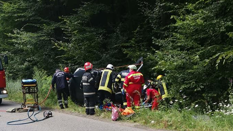 FOTO. Accident foarte grav în Satu Mare. Mașină răsturnată, persoană încarcerată