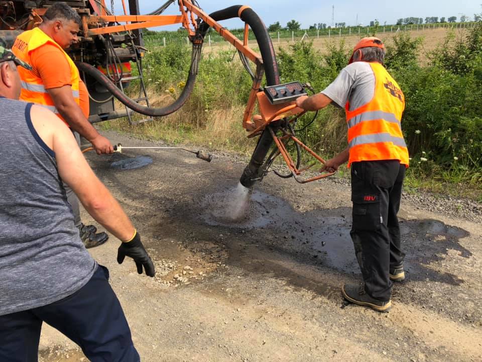 FOTOGALERIE. Chiar în ziua protestului, au început reparațiile pe Autostrada Codrului