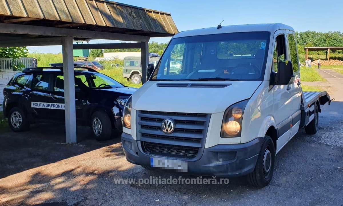 FOTO. Șofer lăsat fără mașină în PTF Petea. S-a ales și cu un dosar penal