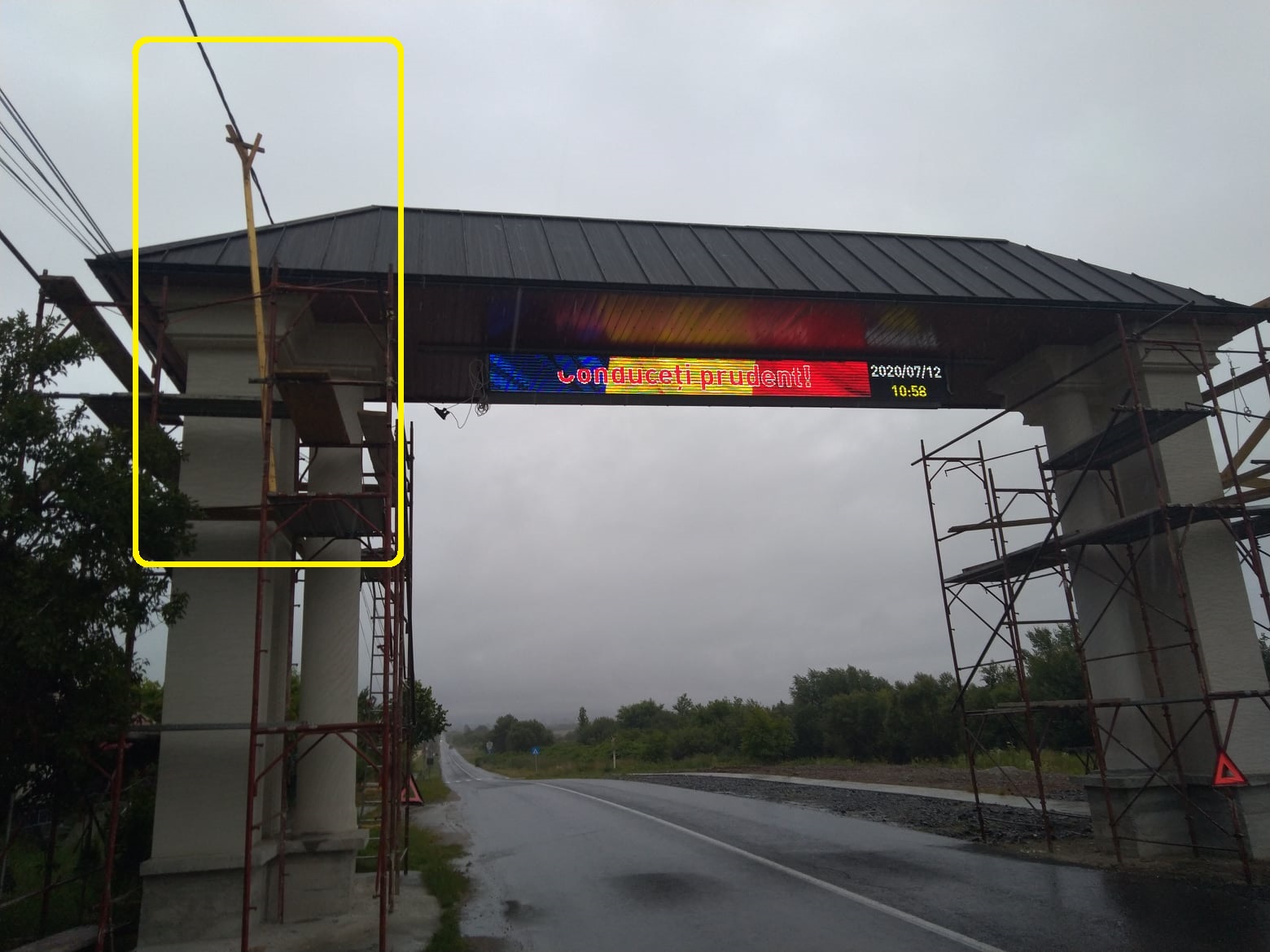 FOTO. Poartă uriașă, printre cabluri de curent, la intrarea într-o comună din județ