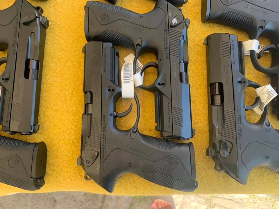 FOTO/VIDEO. Dotări noi pentru polițiști: pistoale Beretta de ultimă generaţie