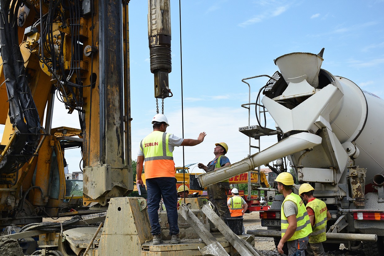 FOTOGALERIE. A început executarea celor 48 de piloți de pe malul stâng