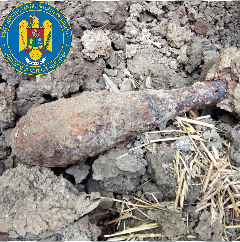 FOTO. Pericol de explozie. Un sătmărean a găsit în curtea casei o bombă