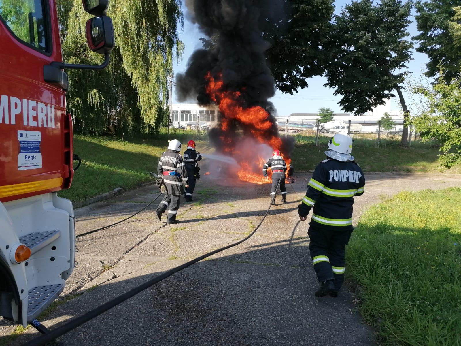 FOTO/VIDEO. Autoturism în flăcări, în județul Satu Mare. Distrus complet