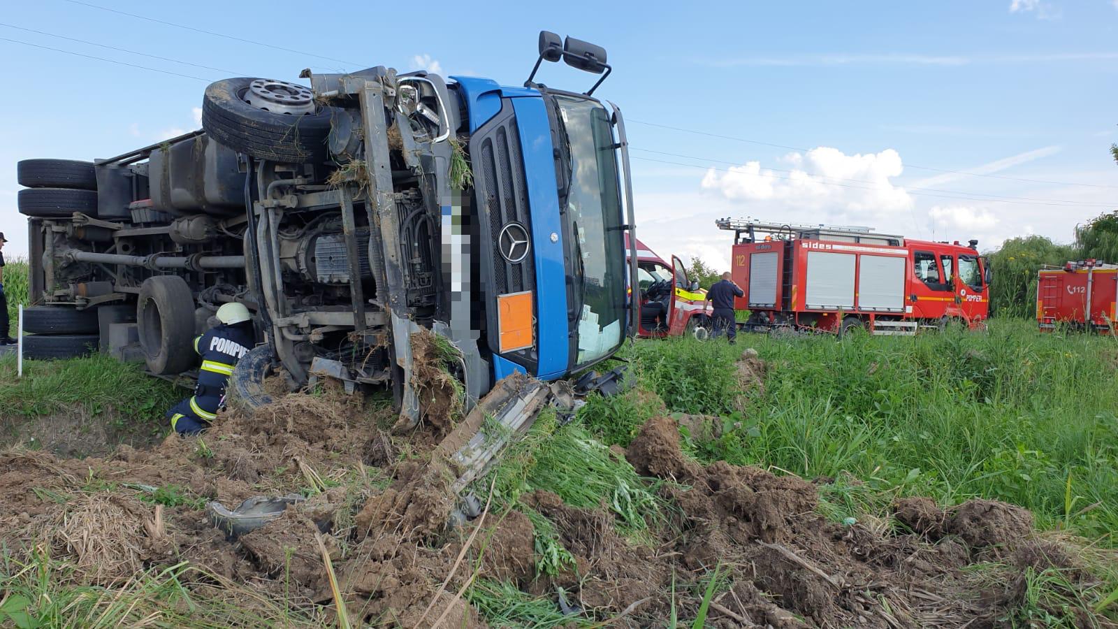 FOTO/VIDEO. TIR, cu substanțe explozive, răsturnat pe șosea în județul Satu Mare