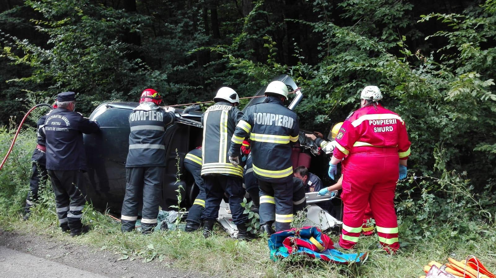 FOTOGALERIE. O sătmăreancă de 70 de ani a ajuns cu mașina în șanț. Ce spun pompierii