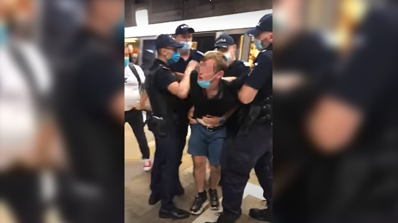 VIDEO. Scandal pe tema măștii de protecție. Tânăr scos cu forța și încătușat