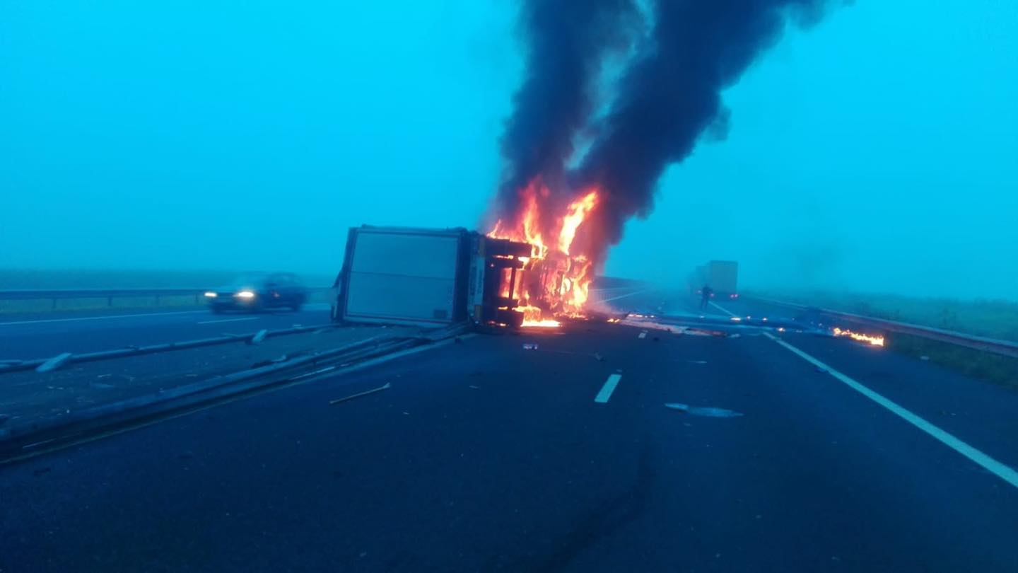 FOTO. Accident cu trei TIR-uri pe autostradă. Unul a luat foc