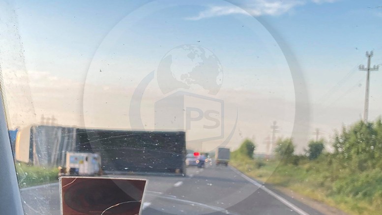 FOTO. TIR răsturnat pe DN19 A, în județul Satu Mare. Trafic blocat parțial