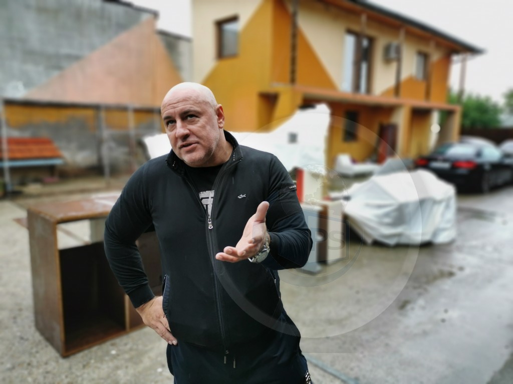 VIDEOREPORTAJ. Povestea cunoscutului Tibi Blaga. Cum a rămas fără casă, cu lucrurile în curte