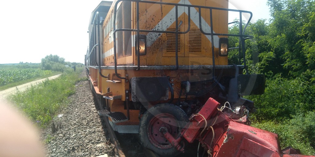 FOTOGALERIE. Sătmăreanul ”Rambo”. A intrat cu tractorul într-un tren, în județul Satu Mare