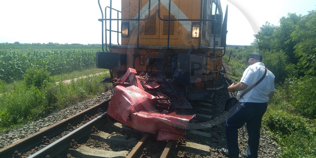 FOTOGALERIE. Sătmărean dat în judecată de CFR. A ”parcat” tractorul în fața trenului