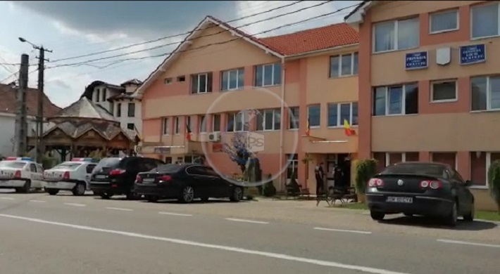 FOTO/VIDEO. Primarul, viceprimarul și angajați ai Primăriei Certeze, tăiați și bătuți de un cetățean
