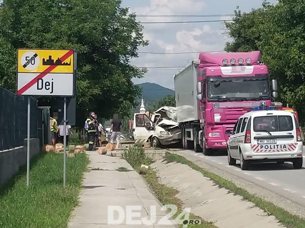 Csúnya baleset egy haszonjármű és egy szatmári kamion között