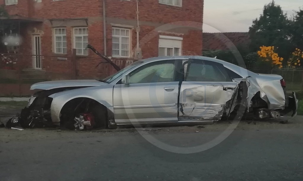 FOTO. Șofer rănit grav! A spulberat cu mașina doi stâlpi în județul Satu Mare